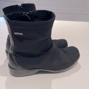 37 (6-6.5) Romika Top Dry Tex Black Booties